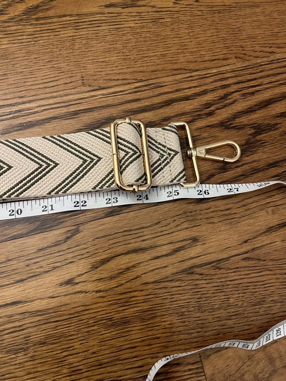 APATCHY LONDON CREAM AND GREEN STRAP PURSE GEOMETRIC PRINT GOLD TONE